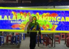 Spanduk Warung Pecel Lele di Bali Dihiasi dengan Projection Mapping yang Artistik