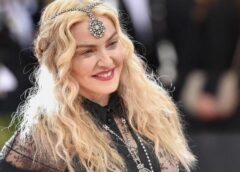 Madonna Bawa Koki Pribadi dan Makan Sushi Dalam Penerbangan Dari LA