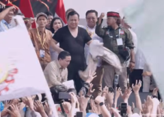 Prabowo Tampilkan Momen Unik Saat Buka Baju di Panggung May Day 2026