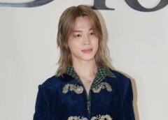 Jimin BTS Tampil di Paris Fashion Week dengan Gaya Rambut dan Jas Ekor Beludru yang Menarik