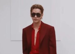 V BTS Berpenampilan Merah Menyala di Show Celine Saat Paris Membara