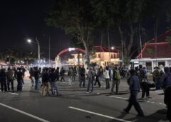 Aksi Masyarakat Sipil Surabaya Berlangsung Malam Hari, Aparat Membubarkan