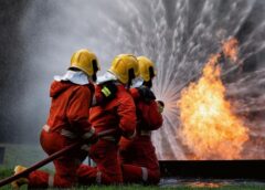 Kebakaran Pabrik Sandal di Tangerang 9 Jam Berlangsung, Api Masih Berkobar