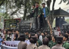 Ratusan Mahasiswa Aksi di DPRD Sumut, Menuntut 19 Juta Lapangan Kerja