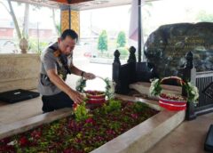 Kapolri Melakukan Ziarah ke Makam Bung Karno, Gus Dur, dan Soeharto